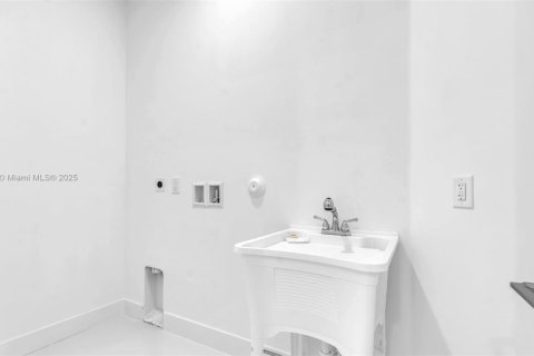 Casa en venta en Miami, Florida, 5 dormitorios, 264.77 m2 № 1889788 - foto 21