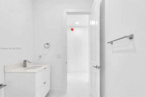 Casa en venta en Miami, Florida, 5 dormitorios, 264.77 m2 № 1889788 - foto 28