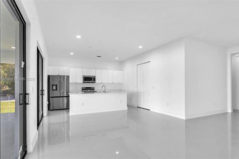 Casa en venta en Miami, Florida, 5 dormitorios, 264.77 m2 № 1889788 - foto 11