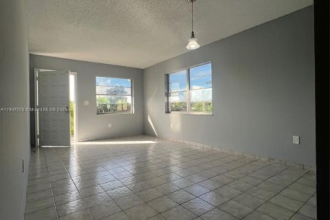 Снять в аренду виллу или дом в Хайалиа, Флорида 2 спальни, 292.64м2, № 1963921 - фото 4