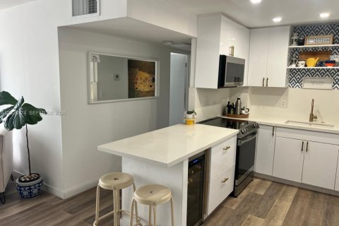 Apartment in Hallandale Beach, Florida 2 bedrooms № 2153652 - photo 14