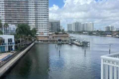 Apartment in Hallandale Beach, Florida 2 bedrooms № 2153652 - photo 7