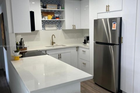 Apartment in Hallandale Beach, Florida 2 bedrooms № 2153652 - photo 16