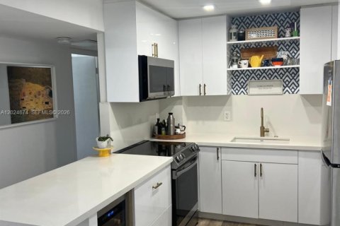 Apartment in Hallandale Beach, Florida 2 bedrooms № 2153652 - photo 15