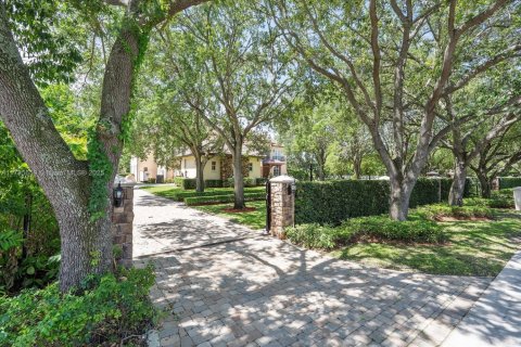 House in Miami, Florida 8 bedrooms, 621.89 sq.m. № 1705137 - photo 2