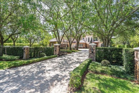 House in Miami, Florida 8 bedrooms, 621.89 sq.m. № 1705137 - photo 1