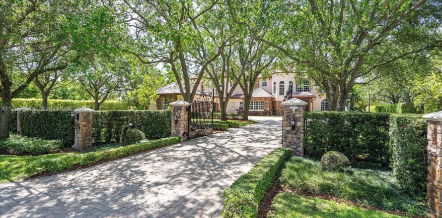 House in Miami, Florida 8 bedrooms, 621.89 sq.m. № 1705137