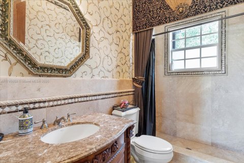 House in Miami, Florida 8 bedrooms, 621.89 sq.m. № 1705137 - photo 24