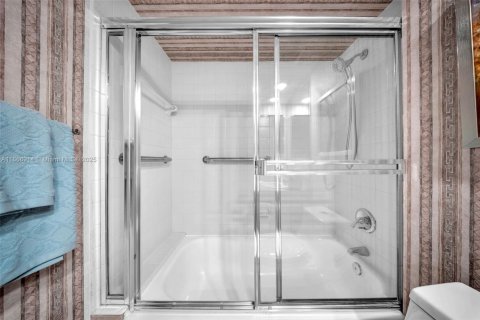 Condo in Coral Gables, Florida, 2 bedrooms  № 2026106 - photo 27