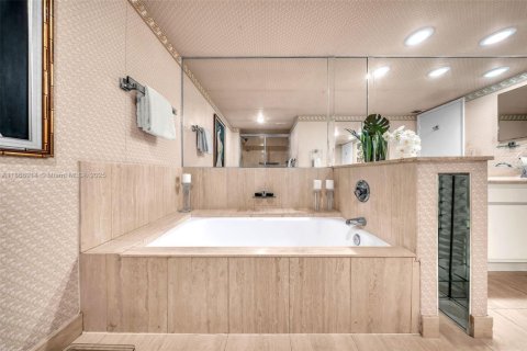 Condo in Coral Gables, Florida, 2 bedrooms  № 2026106 - photo 23