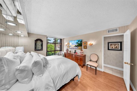 Condo in Coral Gables, Florida, 2 bedrooms  № 2026106 - photo 17