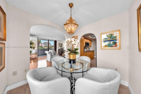 Condo in Coral Gables, Florida, 2 bedrooms  № 2026106 - photo 8