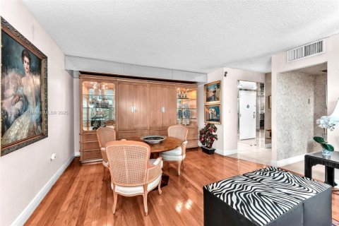 Condo in Coral Gables, Florida, 2 bedrooms  № 2026106 - photo 7