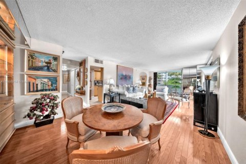 Condo in Coral Gables, Florida, 2 bedrooms  № 2026106 - photo 4