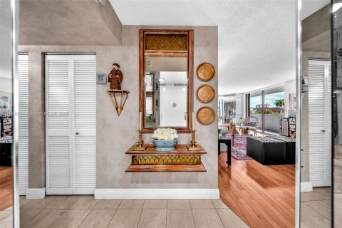 Condo in Coral Gables, Florida, 2 bedrooms  № 2026106 - photo 2