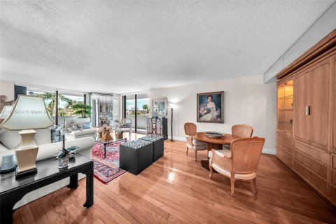 Condo in Coral Gables, Florida, 2 bedrooms  № 2026106 - photo 5