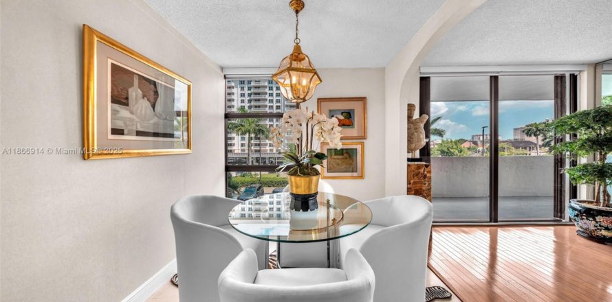 Condo in Coral Gables, Florida, 2 bedrooms  № 2026106