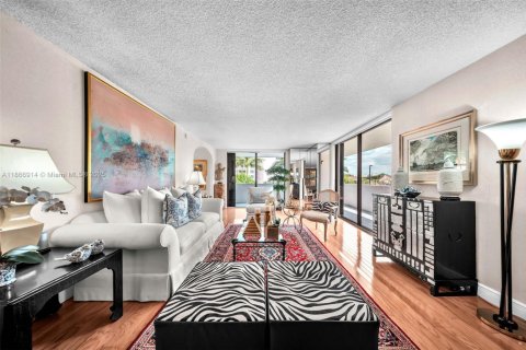 Condo in Coral Gables, Florida, 2 bedrooms  № 2026106 - photo 3