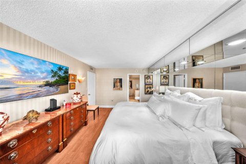 Condo in Coral Gables, Florida, 2 bedrooms  № 2026106 - photo 19