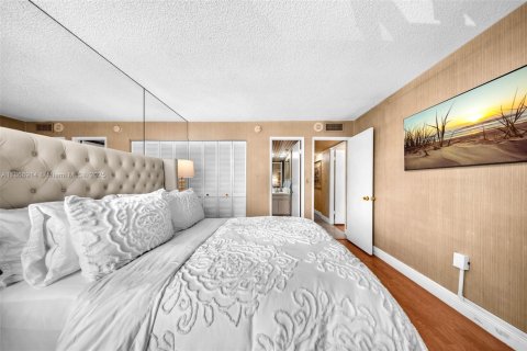 Condo in Coral Gables, Florida, 2 bedrooms  № 2026106 - photo 26