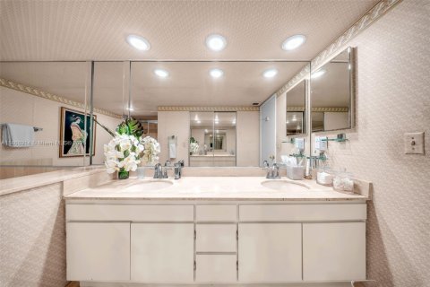 Condo in Coral Gables, Florida, 2 bedrooms  № 2026106 - photo 22