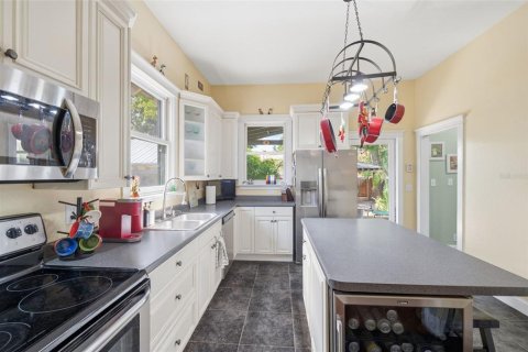 House in Tampa, Florida 2 bedrooms, 132.39 sq.m. № 2237430 - photo 10