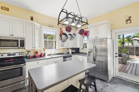House in Tampa, Florida 2 bedrooms, 132.39 sq.m. № 2237430 - photo 11