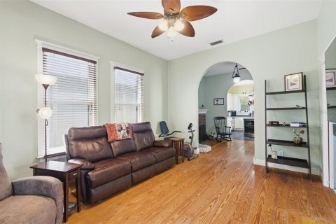House in Tampa, Florida 2 bedrooms, 132.39 sq.m. № 2237430 - photo 5