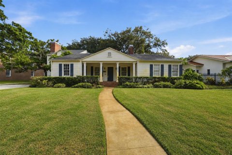 House in Tampa, Florida 5 bedrooms, 407.56 sq.m. № 2279838