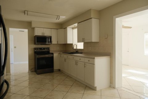 Снять в аренду виллу или дом в Уэст-Палм-Бич, Флорида 4 комнаты, 185.53м2, № 2179714 - фото 3