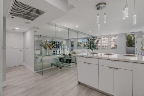 Condo in Miami Beach, Florida, 1 bedroom  № 1955539 - photo 25