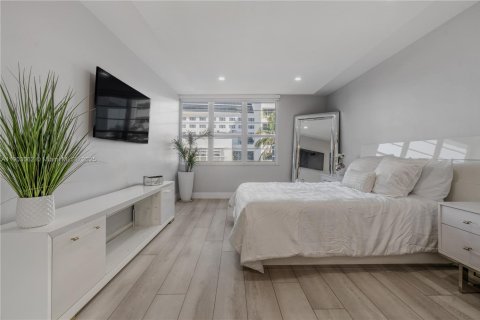 Condo in Miami Beach, Florida, 1 bedroom  № 1955539 - photo 30