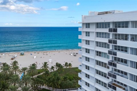 Condo in Miami Beach, Florida, 1 bedroom  № 1955539 - photo 1