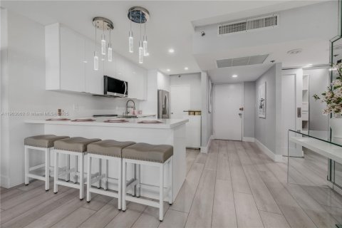 Condo in Miami Beach, Florida, 1 bedroom  № 1955539 - photo 19