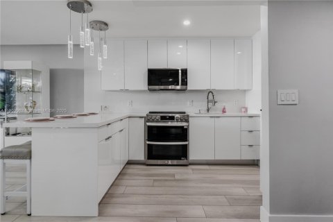 Condo in Miami Beach, Florida, 1 bedroom  № 1955539 - photo 21