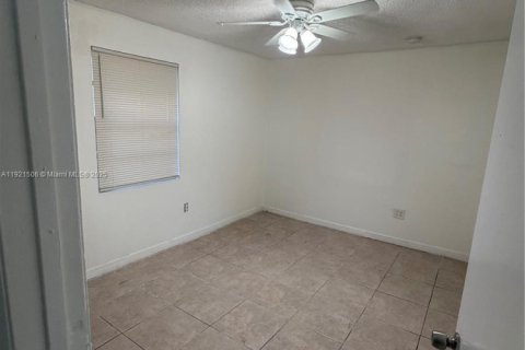 Villa ou maison à louer à North Miami Beach, Floride: 2 chambres, 60.48 m2 № 2018650 - photo 2