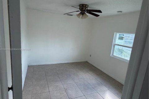 Villa ou maison à louer à North Miami Beach, Floride: 2 chambres, 60.48 m2 № 2018650 - photo 3