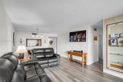 Copropriété à vendre à Pembroke Pines, Floride: 2 chambres, 79.15 m2 № 2021378 - photo 7