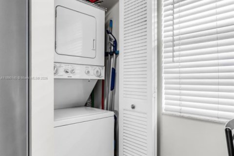 Copropriété à vendre à Pembroke Pines, Floride: 2 chambres, 79.15 m2 № 2021378 - photo 18