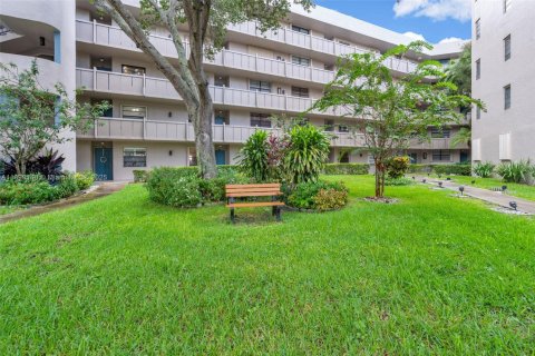 Copropriété à vendre à Pembroke Pines, Floride: 2 chambres, 79.15 m2 № 2021378 - photo 2