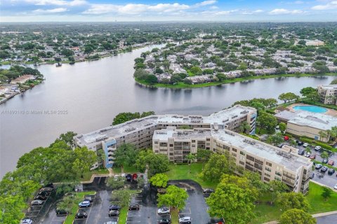 Copropriété à vendre à Pembroke Pines, Floride: 2 chambres, 79.15 m2 № 2021378 - photo 24