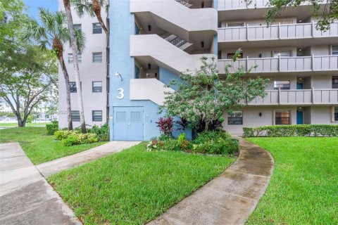 Copropriété à vendre à Pembroke Pines, Floride: 2 chambres, 79.15 m2 № 2021378 - photo 3