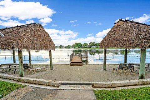 Copropriété à vendre à Pembroke Pines, Floride: 2 chambres, 79.15 m2 № 2021378 - photo 21