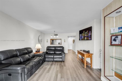 Copropriété à vendre à Pembroke Pines, Floride: 2 chambres, 79.15 m2 № 2021378 - photo 8