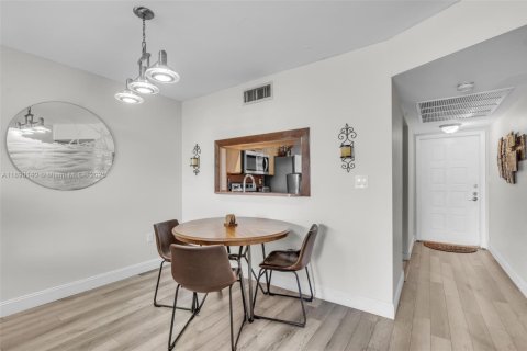 Copropriété à vendre à Pembroke Pines, Floride: 2 chambres, 79.15 m2 № 2021378 - photo 11