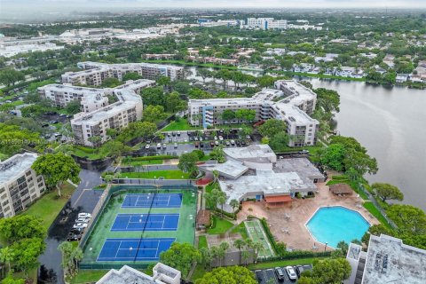 Copropriété à vendre à Pembroke Pines, Floride: 2 chambres, 79.15 m2 № 2021378 - photo 30