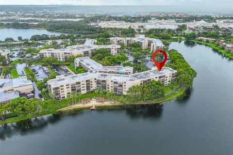 Copropriété à vendre à Pembroke Pines, Floride: 2 chambres, 79.15 m2 № 2021378 - photo 27