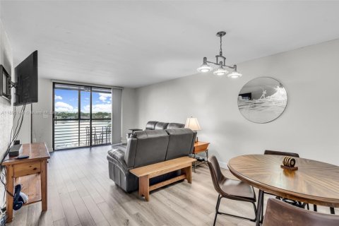 Copropriété à vendre à Pembroke Pines, Floride: 2 chambres, 79.15 m2 № 2021378 - photo 5