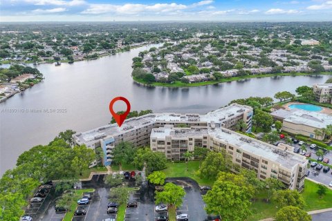 Copropriété à vendre à Pembroke Pines, Floride: 2 chambres, 79.15 m2 № 2021378 - photo 23