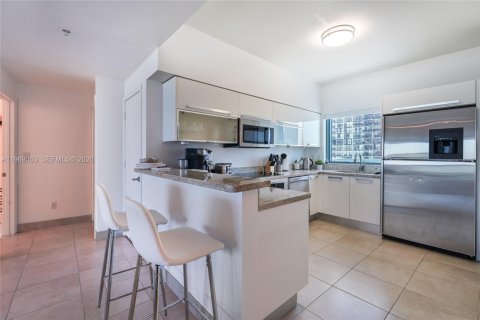 Condominio en alquiler en Miami, Florida, 2 dormitorios, 107.58 m2 № 2029866 - foto 4